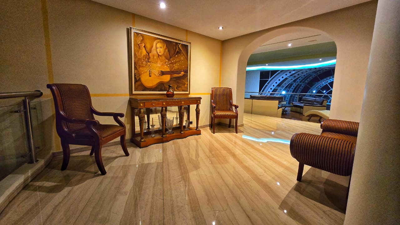 Hall con obras de arte