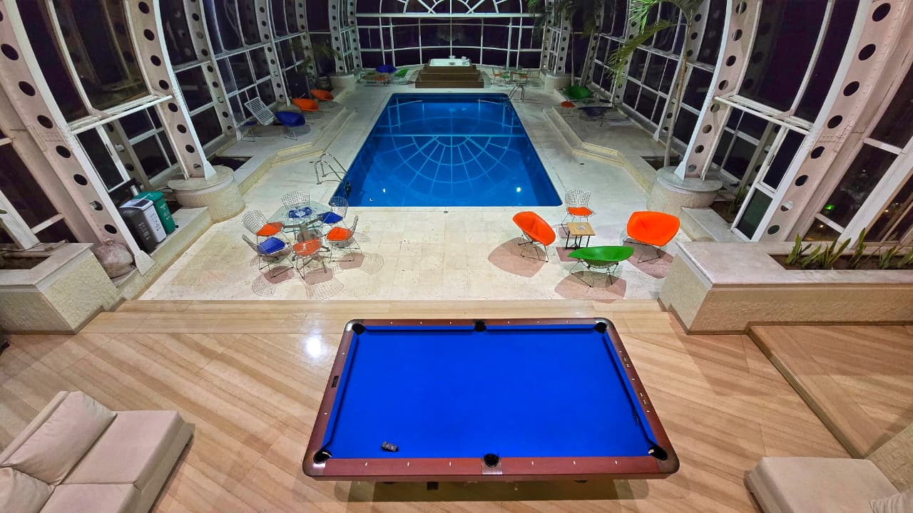 Piscina privada y mesa de billar